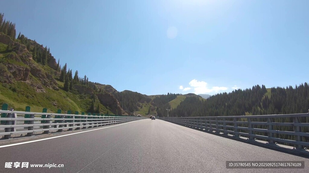 寬闊公路延伸至青山間