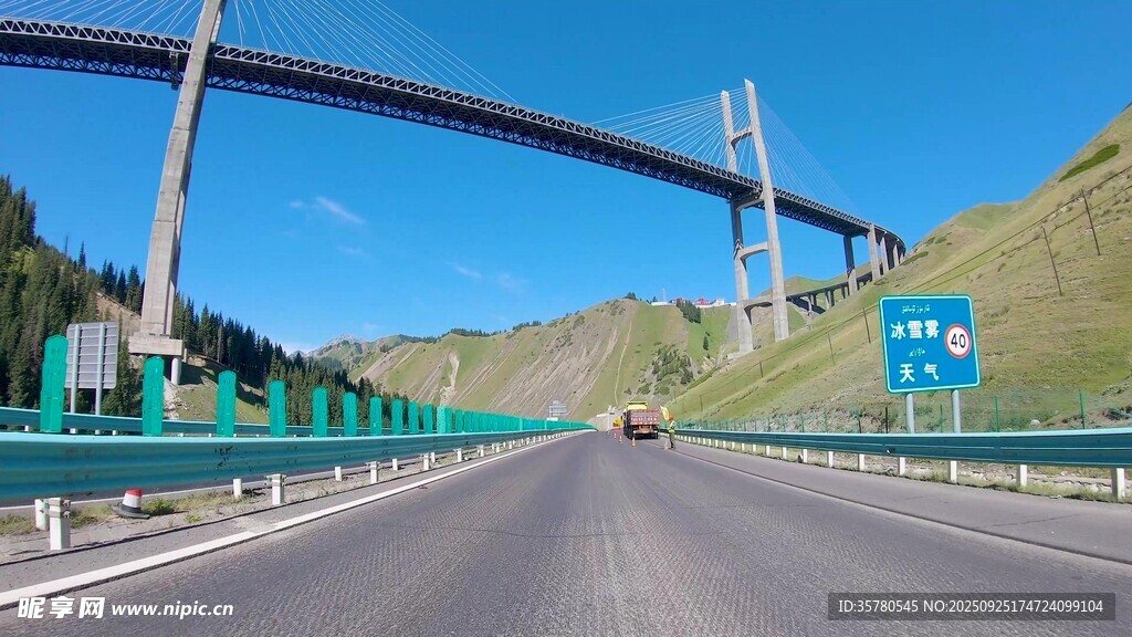 公路上的高架橋風景