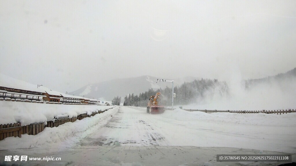 冬日雪景中的開闊道路