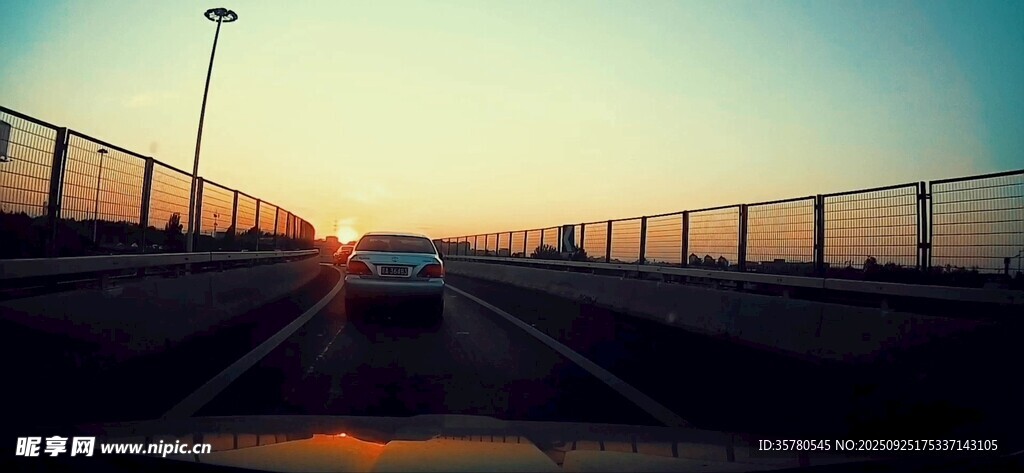 公路黃昏美景