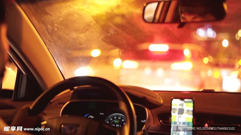 車內(nèi)視角的城市夜路景象