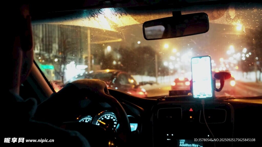 車內(nèi)視角的雨夜城市街景