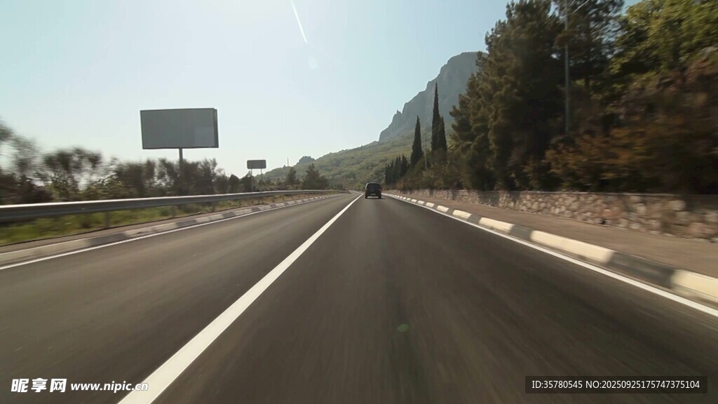 寬闊公路延伸向遠方