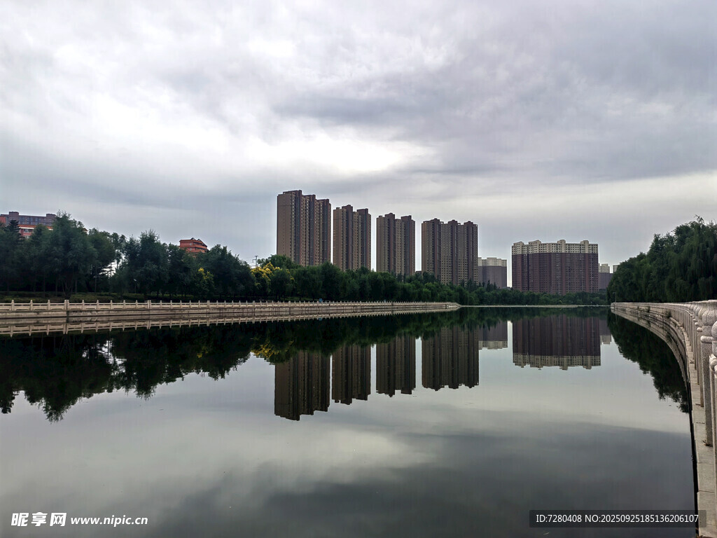 河畔高樓倒影寧靜景致