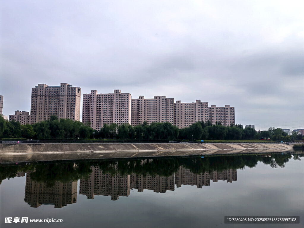 河畔高樓倒影景觀