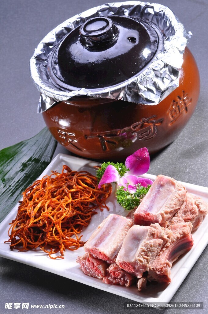 金蟲(chóng)草煨排骨