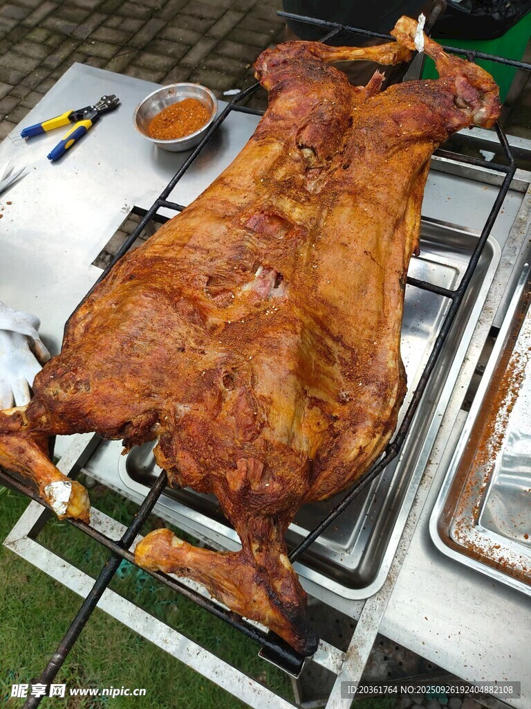 戶(hù)外烤全羊誘人美食