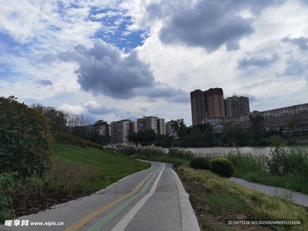 城市郊外的蜿蜒道路風(fēng)景