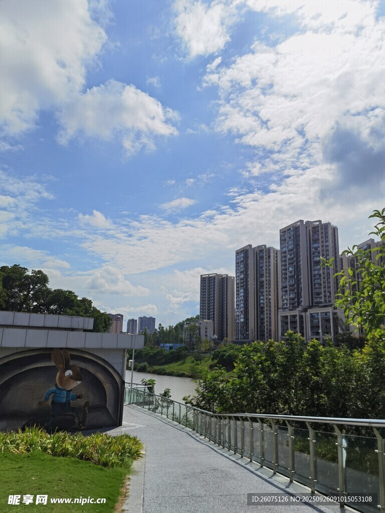 城市河畔步道與高樓景觀