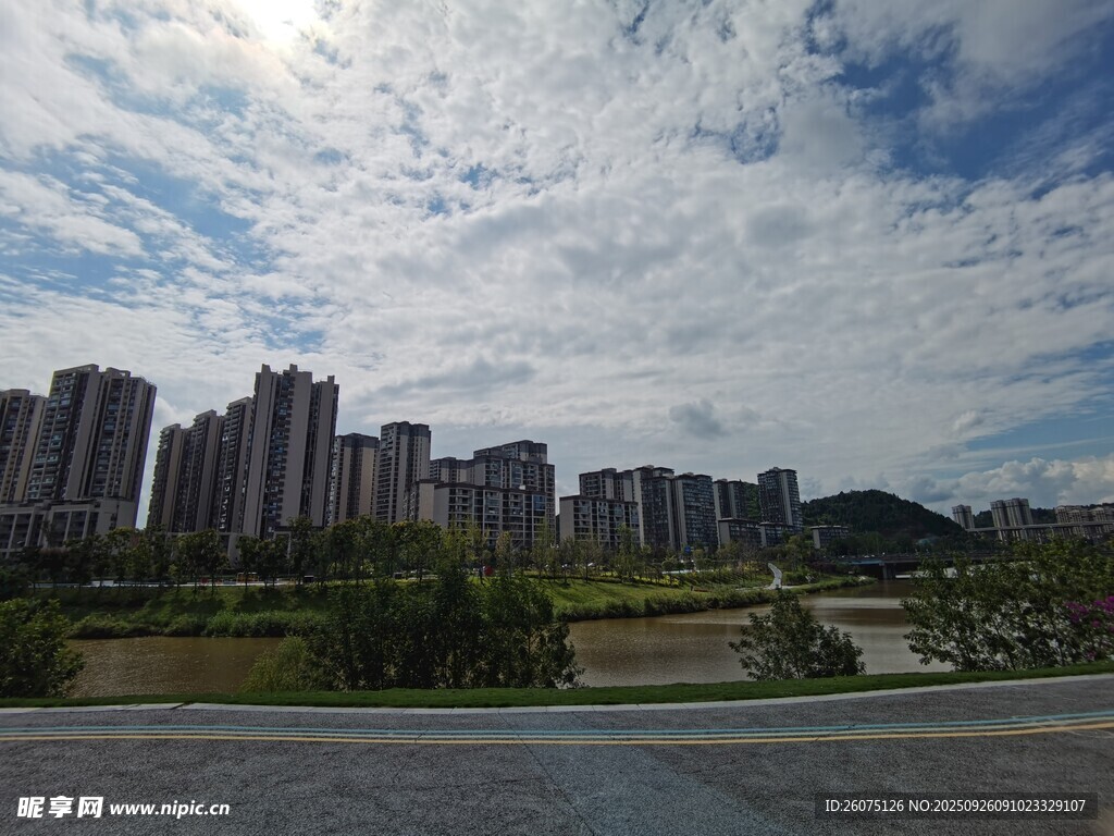 城市高樓與藍(lán)天白云景觀