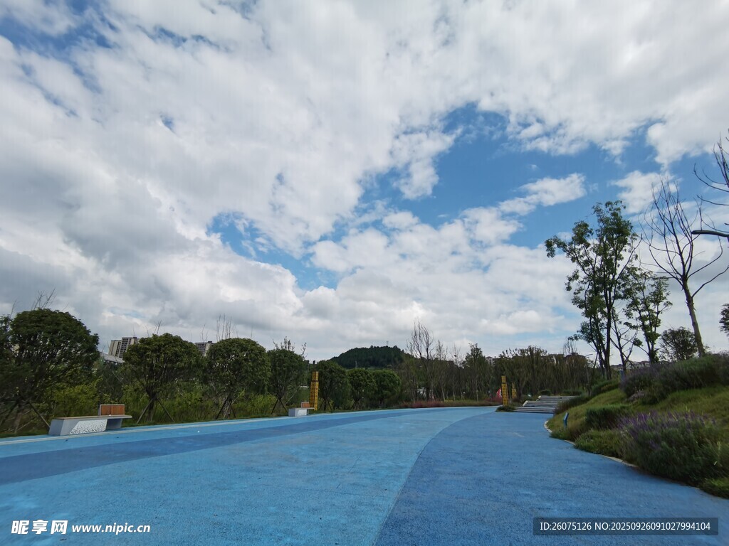 藍天碧水間的戶外美景