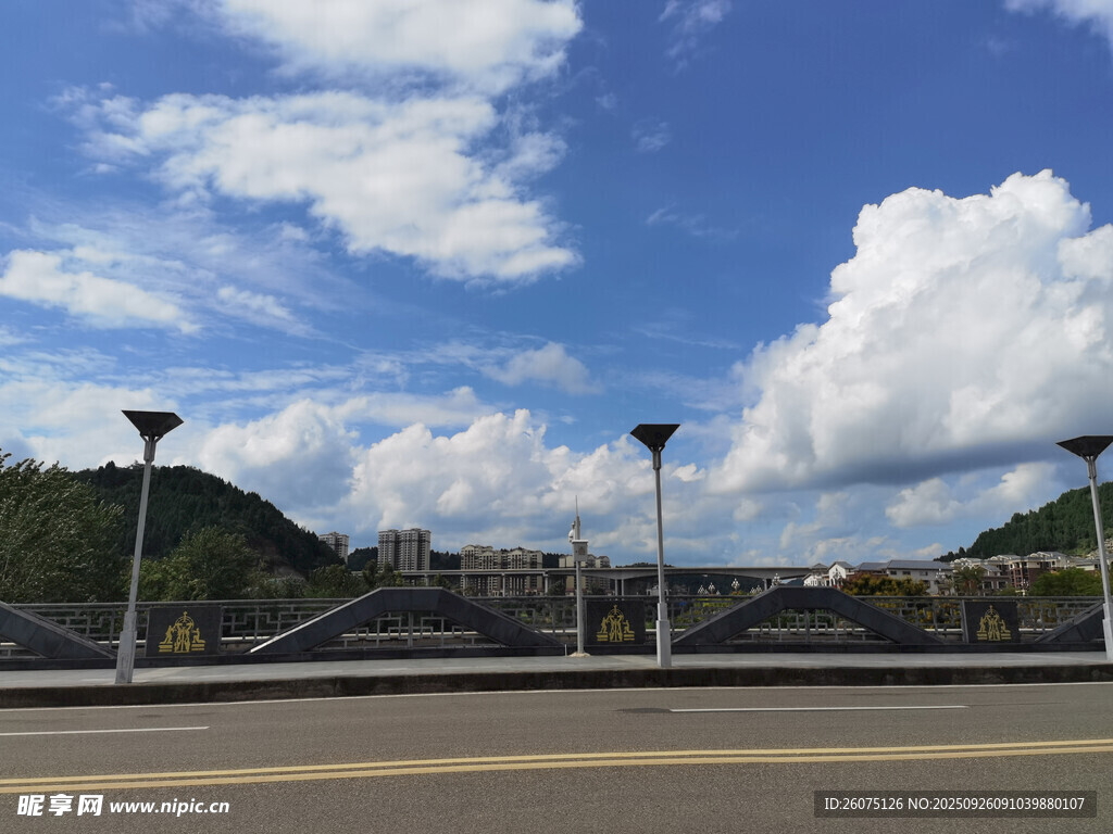 藍(lán)天白云下的道路風(fēng)景