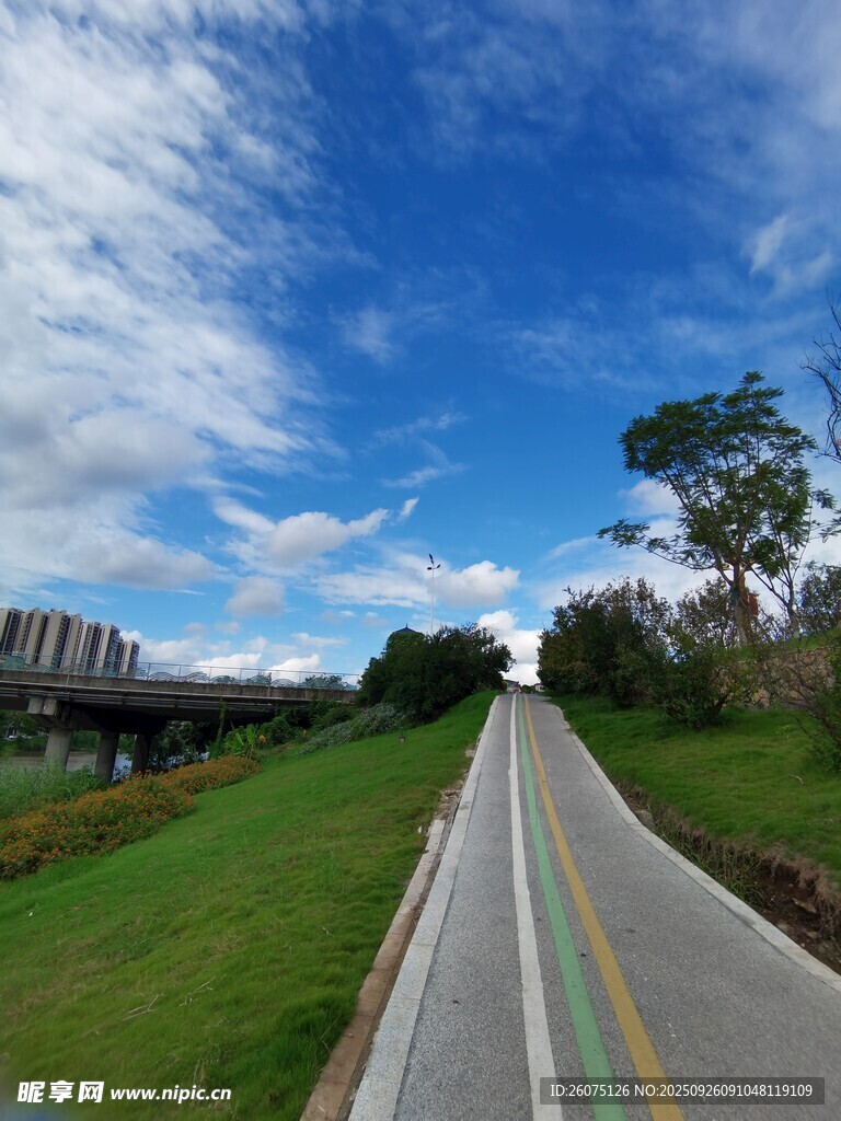 藍(lán)天白云下的鄉(xiāng)間公路