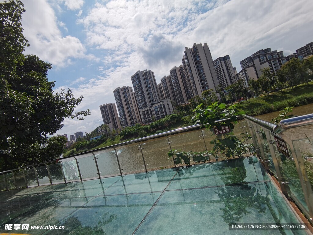 城市河畔玻璃棧道景觀