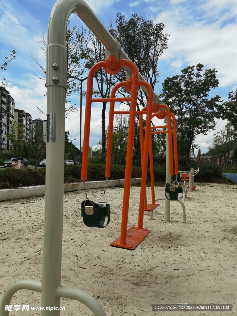 戶外橙色健身器材場景