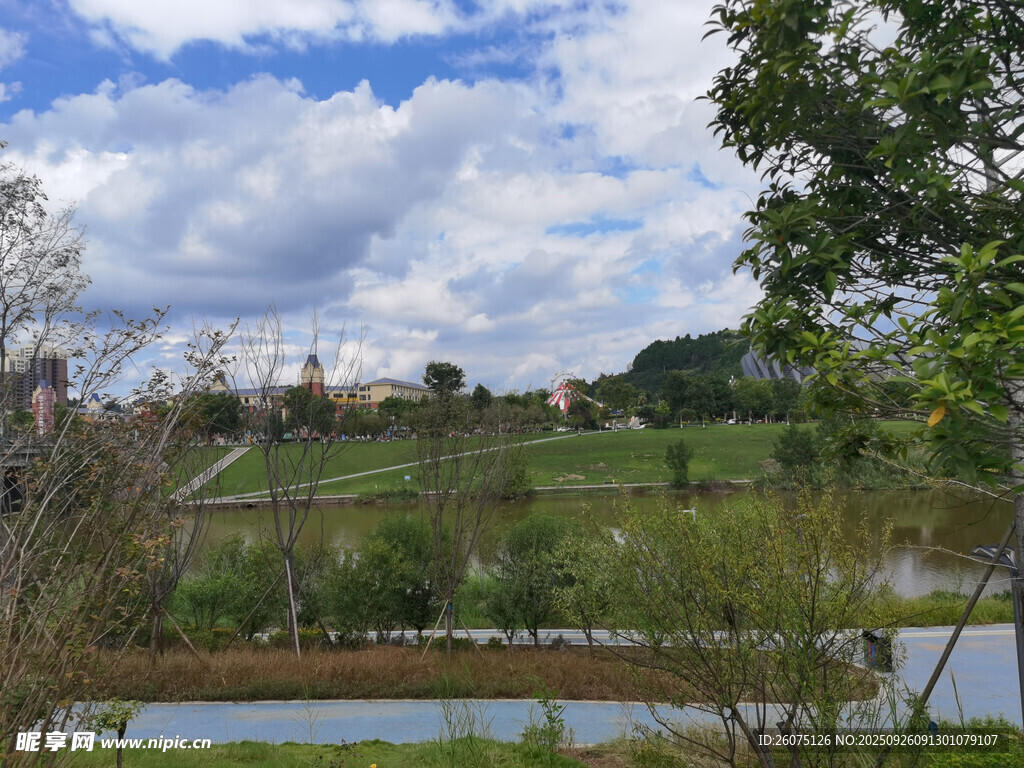 湖畔綠意風(fēng)景