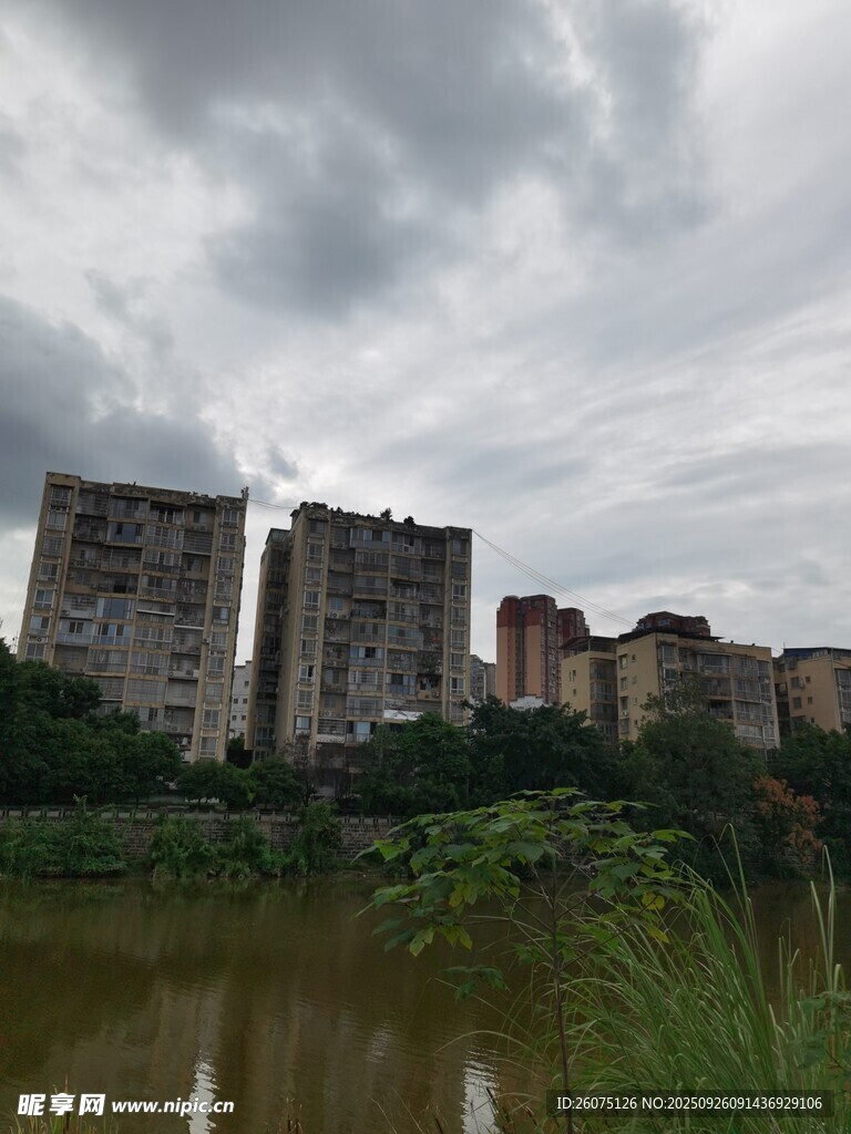 湖畔高樓與陰沉天空
