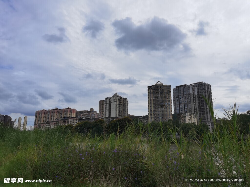 廢棄建筑群與草地天空
