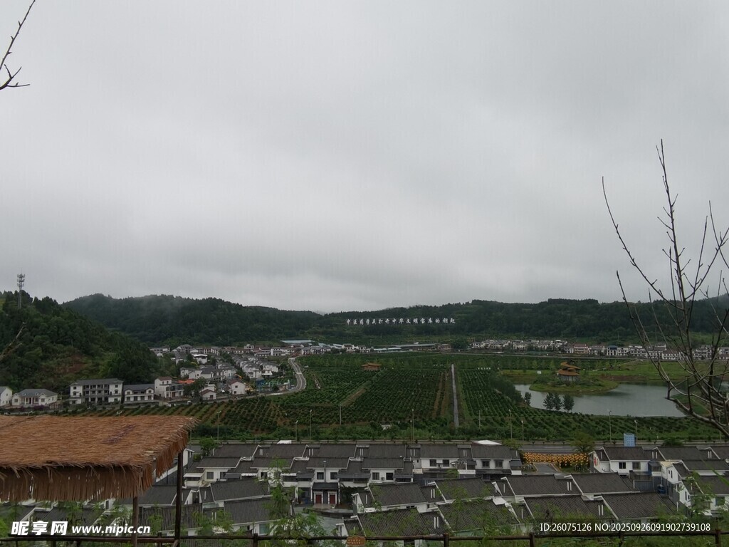 俯瞰云霧籠罩的城鎮(zhèn)景色