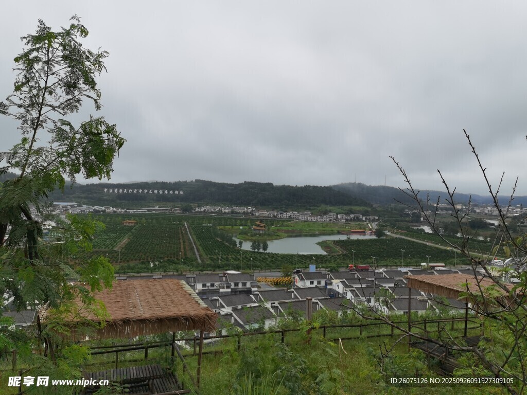 俯瞰山間村落景色