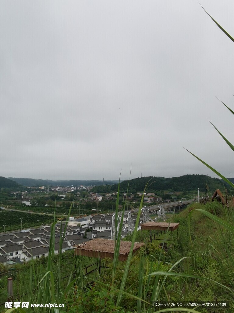 雨中俯瞰山下城鎮(zhèn)景觀