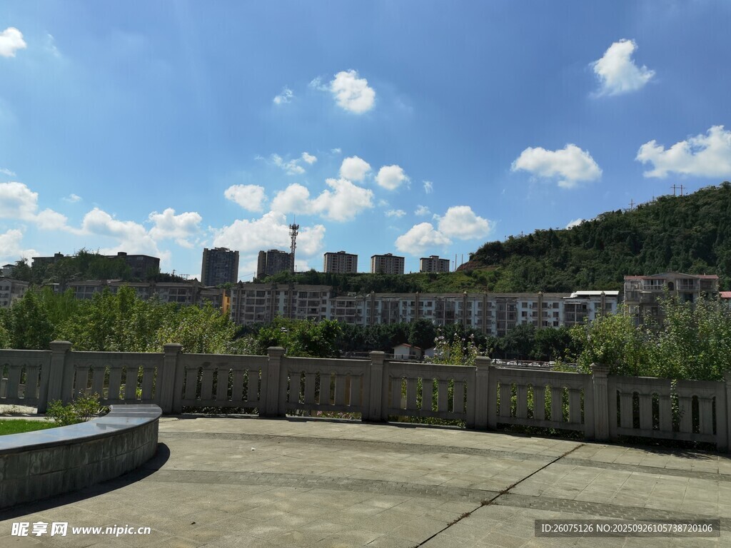 戶外開(kāi)闊風(fēng)景藍(lán)天白云