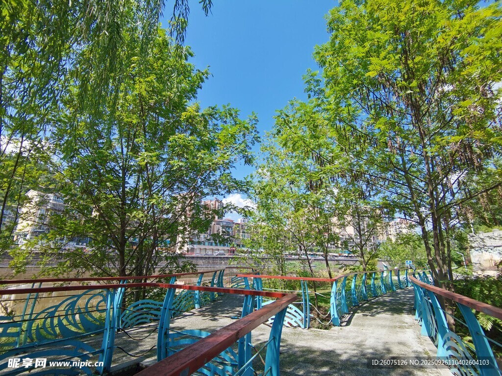 戶外多彩游樂場地景觀