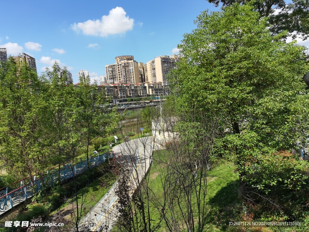 山間綠意環(huán)繞的建筑景觀