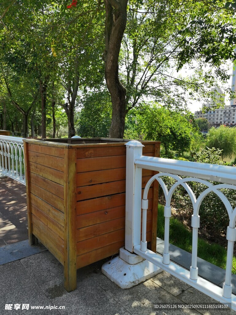 戶外木質(zhì)花箱與白色圍欄