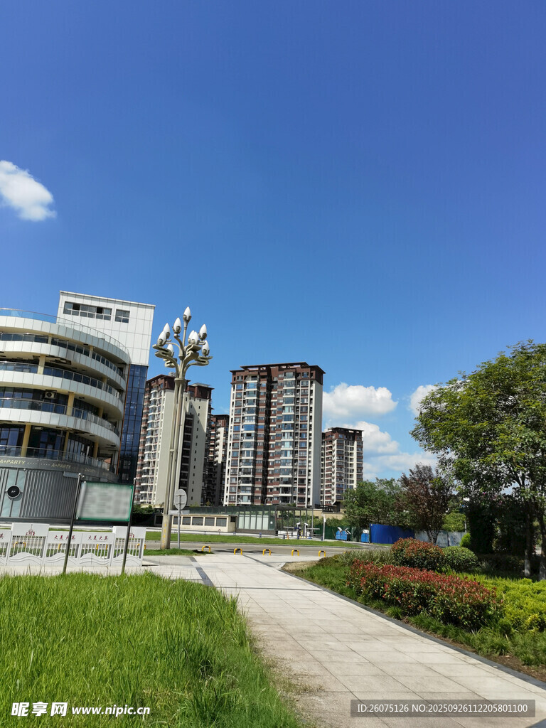 城市住宅區(qū)旁的清新小路