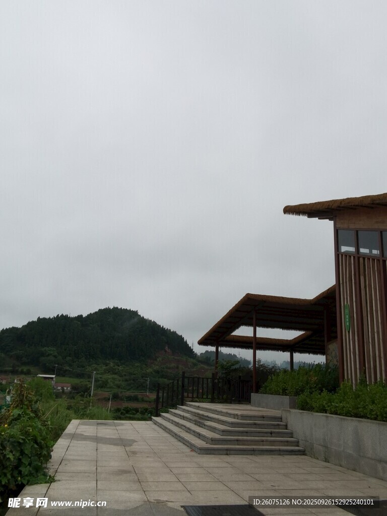 山間木質(zhì)建筑觀景平臺