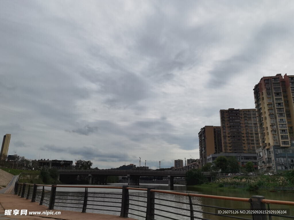 河畔城市景觀陰云密布