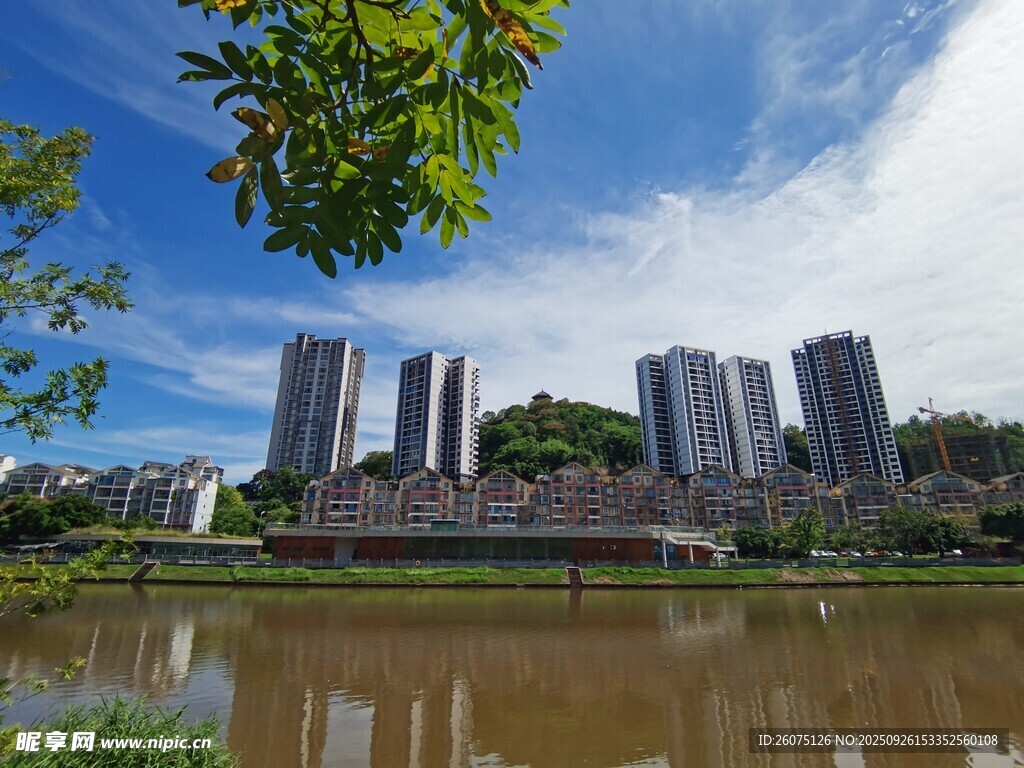 河畔高樓與藍天綠樹景觀