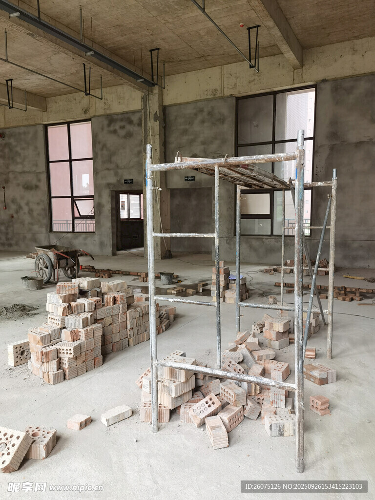 廢棄廠房內(nèi)的建筑材料場景