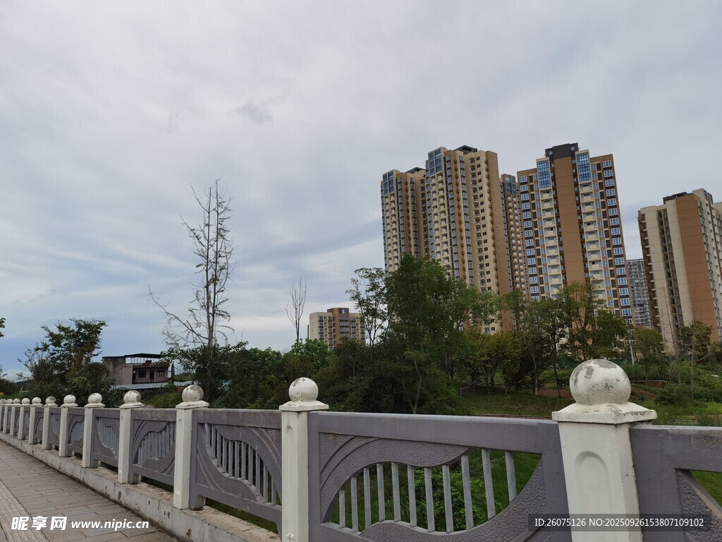 河畔圍欄旁的高樓景觀(guān)
