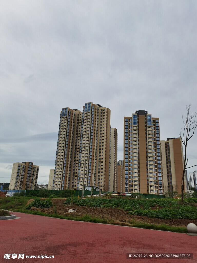 城市高樓與前方紅色道路