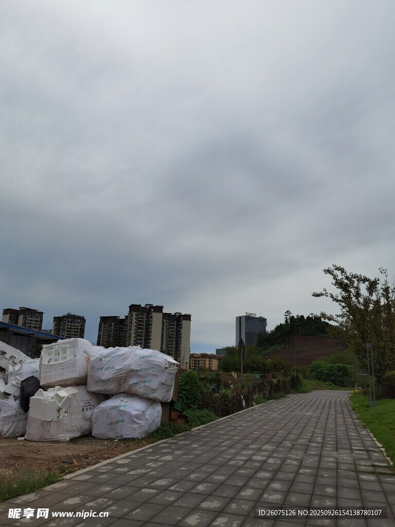 戶外堆放的白色包裹物