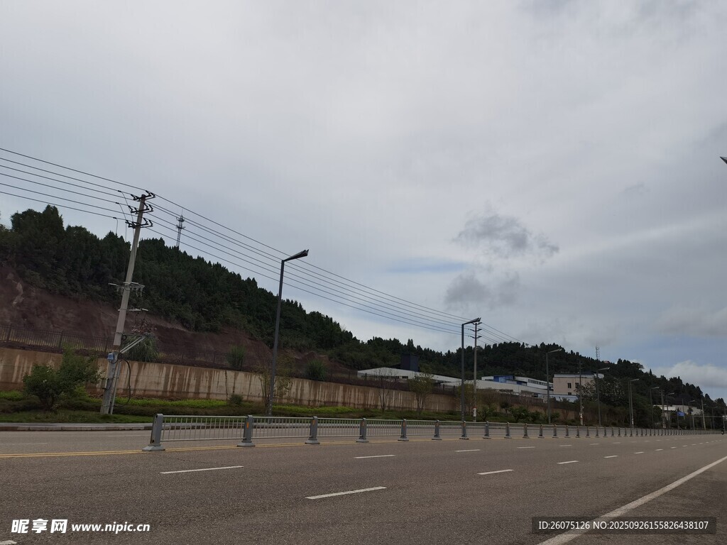 空曠公路與遠(yuǎn)處山巒景象
