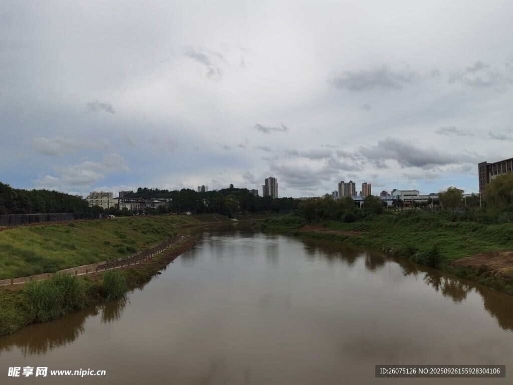河畔風(fēng)光寧靜的自然景致