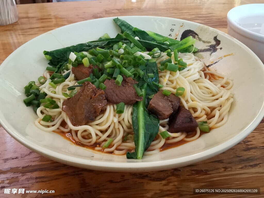 美味牛肉青菜面條