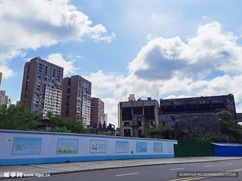 城市建筑與藍(lán)天白云景觀