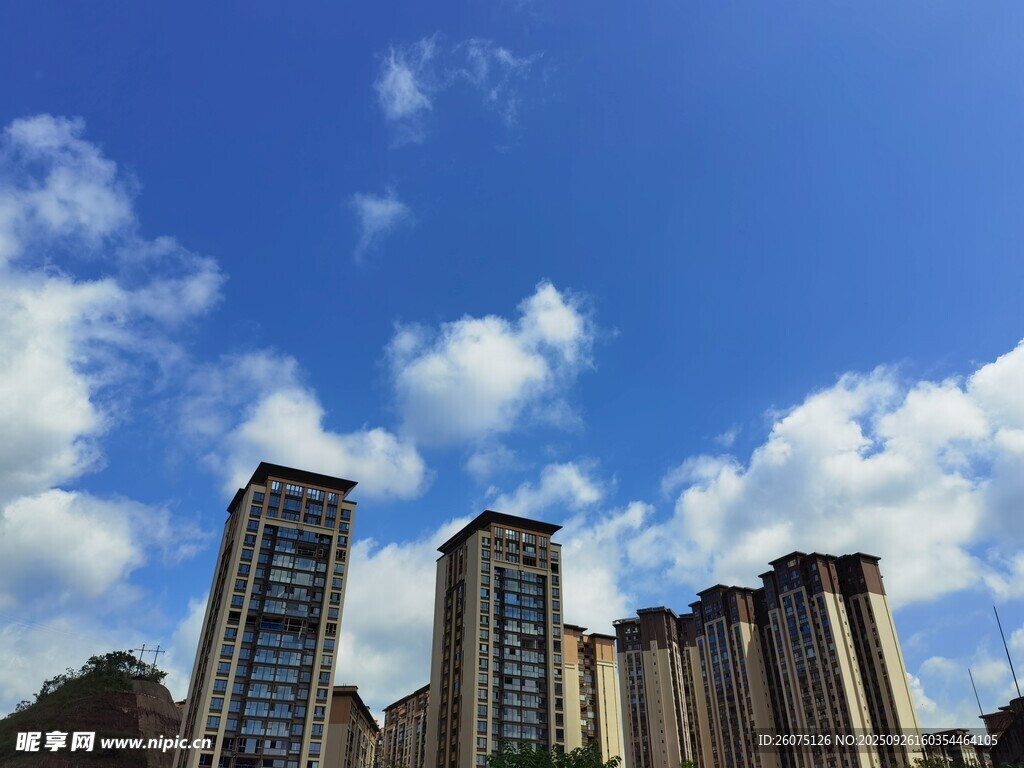 藍天白云下的高樓建筑群