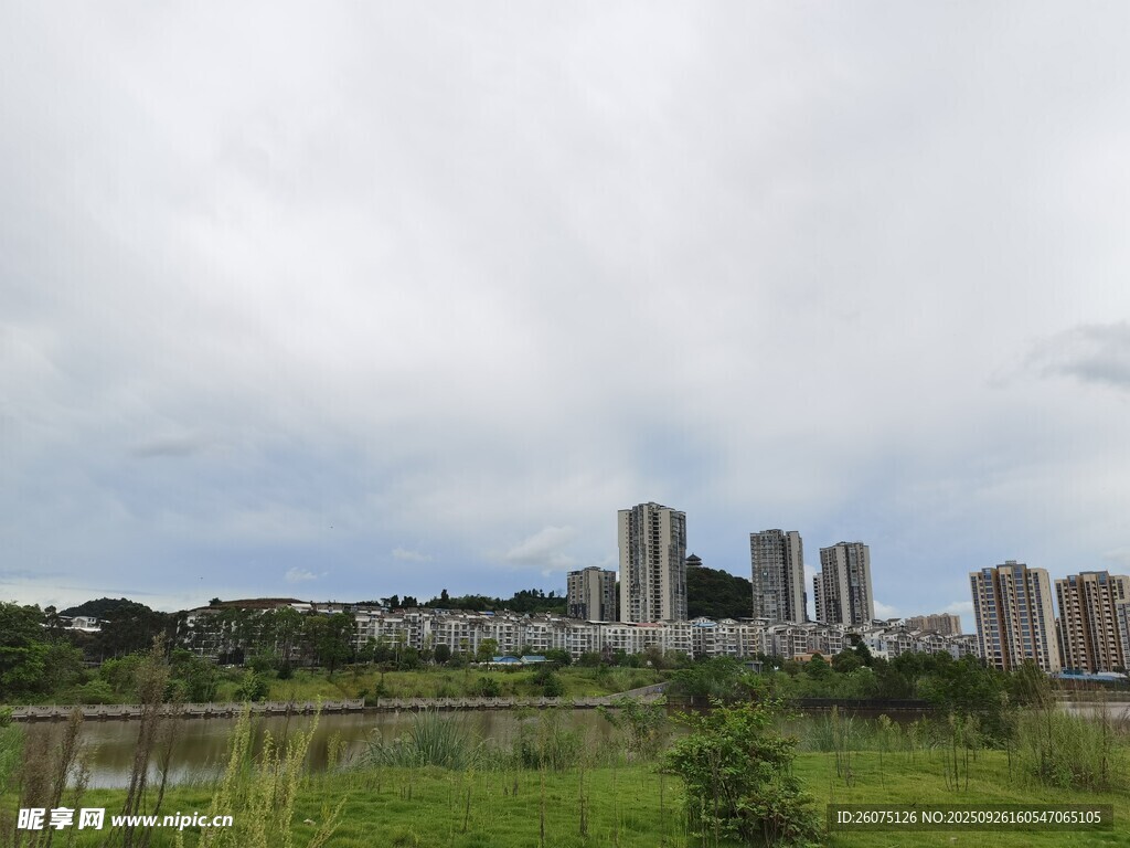 城郊草地與遠(yuǎn)處高樓景觀
