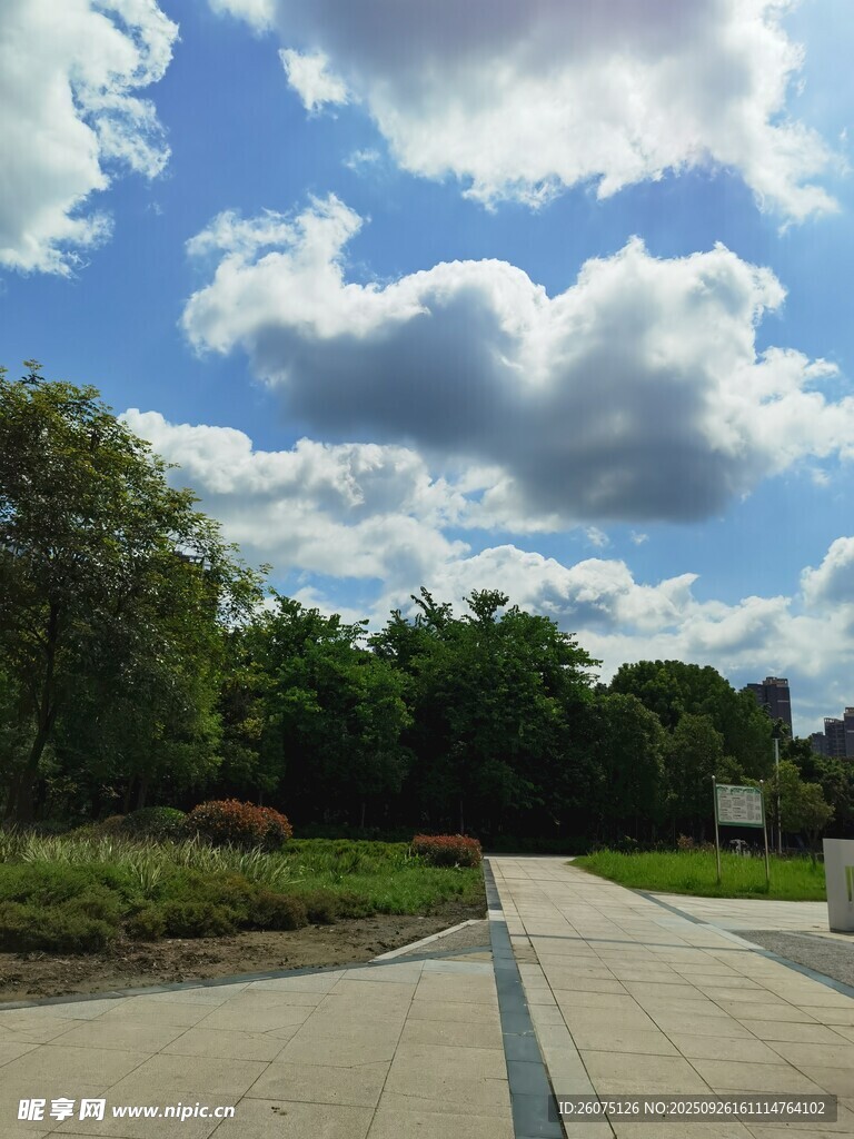 鄉(xiāng)村開闊道路與藍(lán)天白云