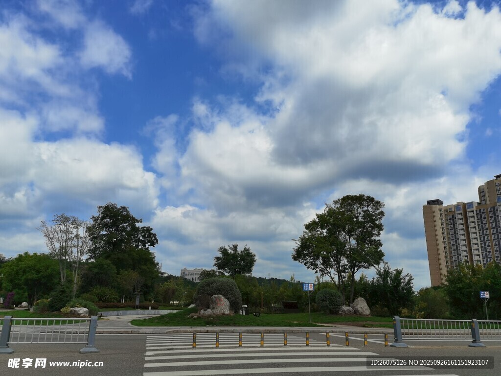 城市晴空下的開闊道路景觀