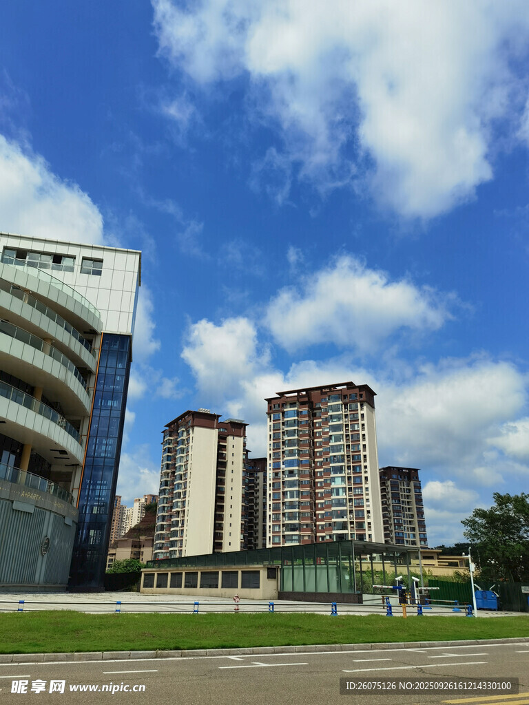 城市高樓與藍(lán)天白云景觀