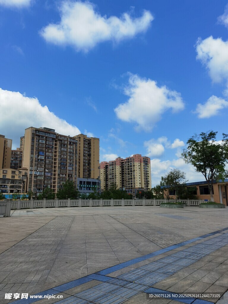 城市廣場與高樓景觀
