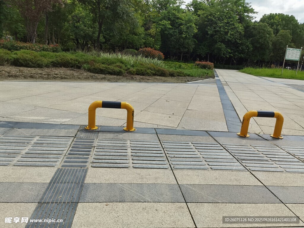 戶外廣場上的黃色阻車器
