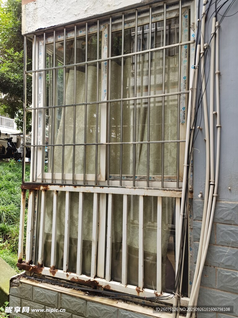 老舊帶護欄的居民樓窗戶