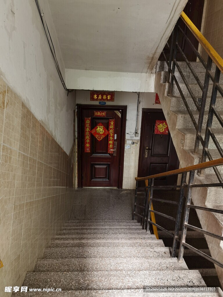 老舊樓道內(nèi)的昏暗樓梯